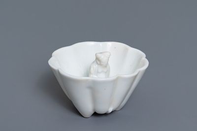 Une tasse surprise en porcelaine blanc de Chine figurant 'Lu Hong Jian', époque Transition