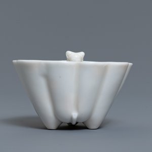 Une tasse surprise en porcelaine blanc de Chine figurant 'Lu Hong Jian', époque Transition — photo 2
