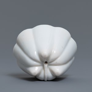 Une tasse surprise en porcelaine blanc de Chine figurant 'Lu Hong Jian', époque Transition — photo 7