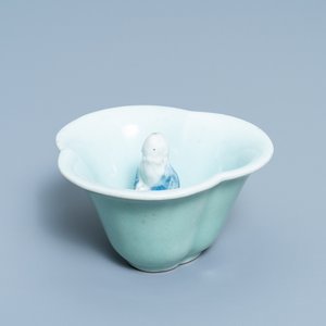 Une tasse surprise en porcelaine de Chine à émail céladon figurant 'Lu Hong Jian' en bleu et blanc, Qianlong — photo 1