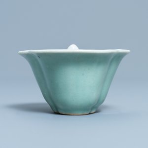 Une tasse surprise en porcelaine de Chine à émail céladon figurant 'Lu Hong Jian' en bleu et blanc, Qianlong — photo 3