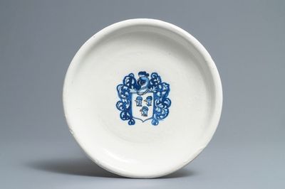 Une tazza armorié en majolique italienne en bleu et blanc, 18ème