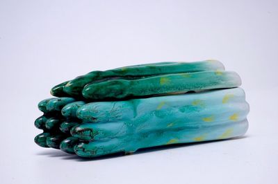 Une terrine à asperges et son couvercle en faïence de Bruxelles, 18ème