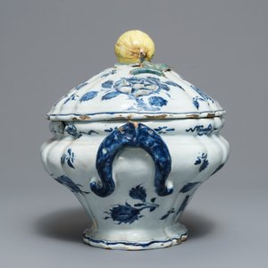 Une terrine à soupe en faïence de Delft en bleu et blanc au fretel en forme de pomme, 18ème — photo 4