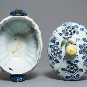 Une terrine à soupe en faïence de Delft en bleu et blanc au fretel en forme de pomme, 18ème — photo 5