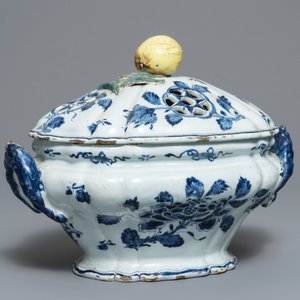 Une terrine à soupe en faïence de Delft en bleu et blanc au fretel en forme de pomme, 18ème — photo 7