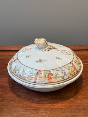 Une terrine couverte à deux compartiments et une assiette monogrammée en porcelaine de Chine famille rose de Canton, 19ème — photo 12