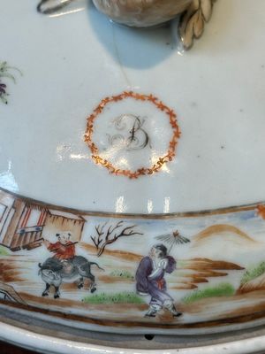 Une terrine couverte à deux compartiments et une assiette monogrammée en porcelaine de Chine famille rose de Canton, 19ème — photo 14