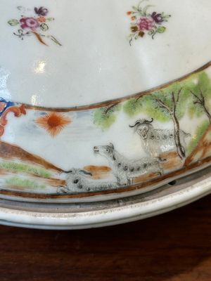 Une terrine couverte à deux compartiments et une assiette monogrammée en porcelaine de Chine famille rose de Canton, 19ème — photo 15
