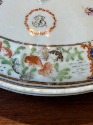 Une terrine couverte à deux compartiments et une assiette monogrammée en porcelaine de Chine famille rose de Canton, 19ème — photo 16