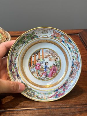 Une terrine couverte à deux compartiments et une assiette monogrammée en porcelaine de Chine famille rose de Canton, 19ème — photo 2
