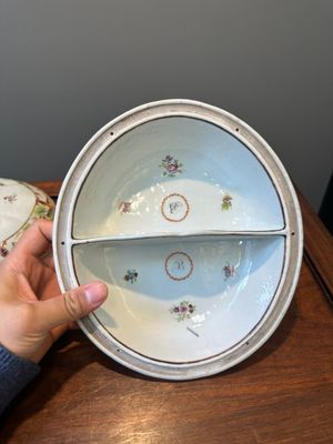 Une terrine couverte à deux compartiments et une assiette monogrammée en porcelaine de Chine famille rose de Canton, 19ème — photo 21