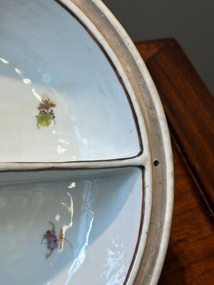 Une terrine couverte à deux compartiments et une assiette monogrammée en porcelaine de Chine famille rose de Canton, 19ème — photo 23
