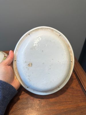 Une terrine couverte à deux compartiments et une assiette monogrammée en porcelaine de Chine famille rose de Canton, 19ème — photo 24