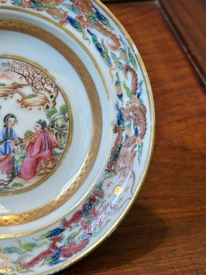 Une terrine couverte à deux compartiments et une assiette monogrammée en porcelaine de Chine famille rose de Canton, 19ème — photo 4