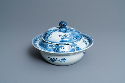 Une terrine couverte à usage maritime en porcelaine de Chine en bleu et blanc, Qianlong
