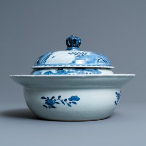 Une terrine couverte à usage maritime en porcelaine de Chine en bleu et blanc, Qianlong — photo 3