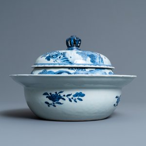 Une terrine couverte à usage maritime en porcelaine de Chine en bleu et blanc, Qianlong — photo 4