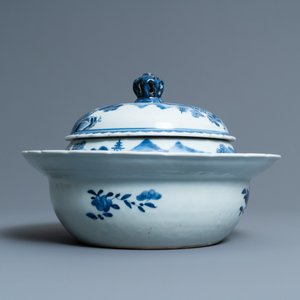 Une terrine couverte à usage maritime en porcelaine de Chine en bleu et blanc, Qianlong — photo 5
