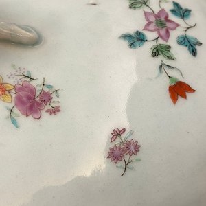 Une terrine couverte armoriée 'De Calenberg - De Pascale' en porcelaine de Chine famille rose pour le marché belge, Qianlong, ca. 1755 — photo 18
