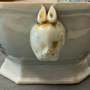 Une terrine couverte armoriée 'De Calenberg - De Pascale' en porcelaine de Chine famille rose pour le marché belge, Qianlong, ca. 1755 — photo 20