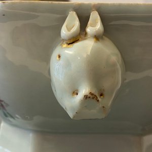 Une terrine couverte armoriée 'De Calenberg - De Pascale' en porcelaine de Chine famille rose pour le marché belge, Qianlong, ca. 1755 — photo 21