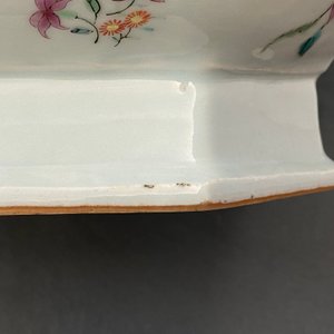 Une terrine couverte armoriée 'De Calenberg - De Pascale' en porcelaine de Chine famille rose pour le marché belge, Qianlong, ca. 1755 — photo 27