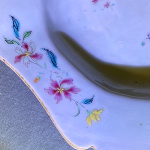Une terrine couverte armoriée 'De Calenberg - De Pascale' en porcelaine de Chine famille rose pour le marché belge, Qianlong, ca. 1755 — photo 35