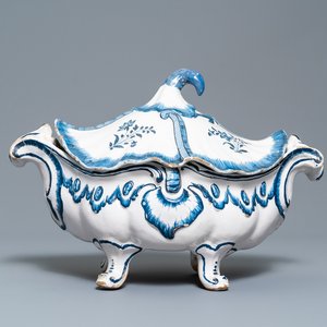 Une terrine couverte de forme rocaille en faïence de Bruxelles en bleu et blanc, 18ème — photo 1