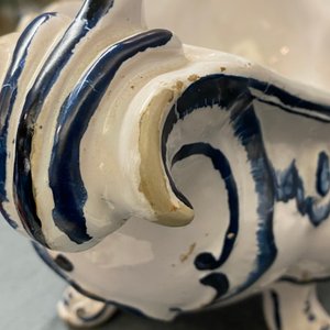 Une terrine couverte de forme rocaille en faïence de Bruxelles en bleu et blanc, 18ème — photo 17