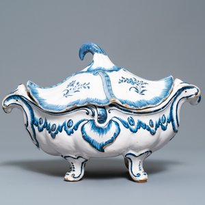 Une terrine couverte de forme rocaille en faïence de Bruxelles en bleu et blanc, 18ème — photo 3