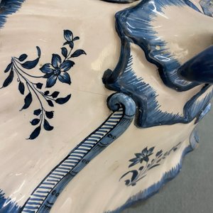 Une terrine couverte de forme rocaille en faïence de Bruxelles en bleu et blanc, 18ème — photo 7