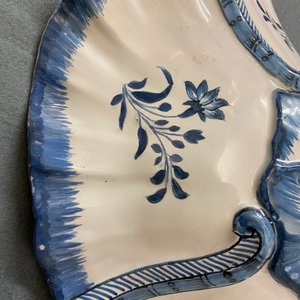 Une terrine couverte de forme rocaille en faïence de Bruxelles en bleu et blanc, 18ème — photo 9