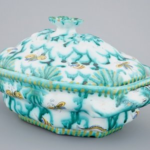 Une terrine couverte en faïence de Bruxelles à décor aux papillons et chenilles, 18ème — photo 1