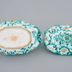 Une terrine couverte en faïence de Bruxelles à décor aux papillons et chenilles, 18ème — photo 7
