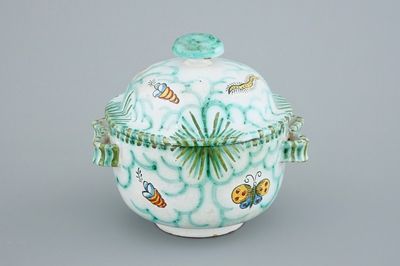 Une terrine couverte en faïence de Bruxelles à décor aux papillons et chenilles, 18/19ème