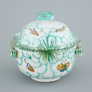 Une terrine couverte en faïence de Bruxelles à décor aux papillons et chenilles, 18/19ème — photo 1