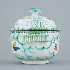 Une terrine couverte en faïence de Bruxelles à décor aux papillons et chenilles, 18/19ème — photo 3