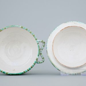 Une terrine couverte en faïence de Bruxelles à décor aux papillons et chenilles, 18/19ème — photo 6