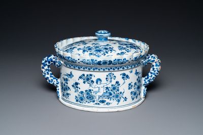 Une terrine couverte en faïence de Delft en bleu et blanc à décor de putti, 17/18ème