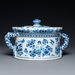 Une terrine couverte en faïence de Delft en bleu et blanc à décor de putti, 17/18ème — photo 4