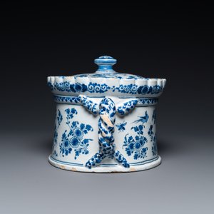 Une terrine couverte en faïence de Delft en bleu et blanc à décor de putti, 17/18ème — photo 5