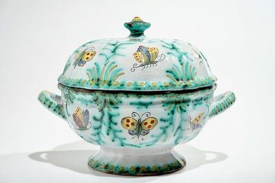 Une terrine couverte en faïence polychrome de Bruxelles, 18/19ème