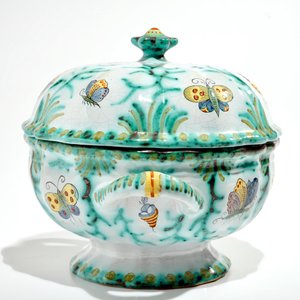 Une terrine couverte en faïence polychrome de Bruxelles, 18/19ème — photo 2