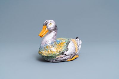 Une terrine couverte en forme de canard en faïence polychrome, France, 18ème