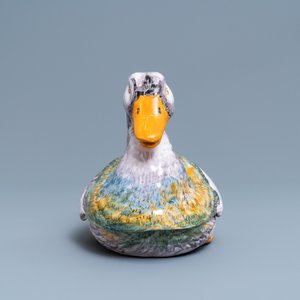 Une terrine couverte en forme de canard en faïence polychrome, France, 18ème — photo 3