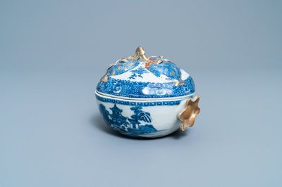 Une terrine couverte en forme de grenade en bleu, blanc, rouge de fer et doré, Jiaqing