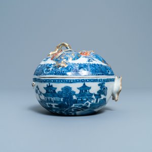 Une terrine couverte en forme de grenade en bleu, blanc, rouge de fer et doré, Jiaqing — photo 3