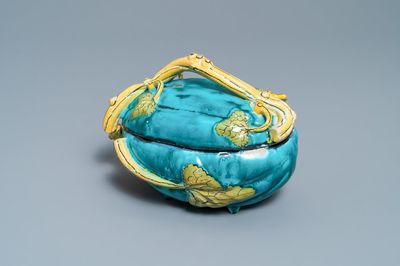 Une terrine couverte en forme de melon en faïence polychrome de Bruxelles, 18ème