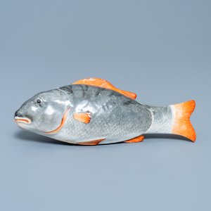 Une terrine couverte en forme de poisson en porcelaine de Chine, Qianlong — photo 1